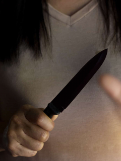 Mujer sosteniendo cuchillo