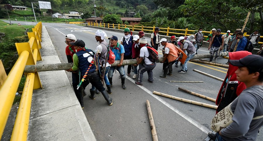 Indígenas bloquean vía Panamericana, en Cauca