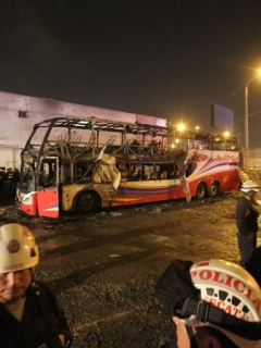 Bus incendiado en Perú