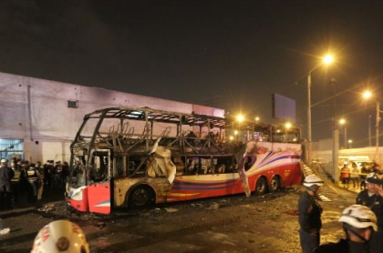 Bus incendiado en Perú