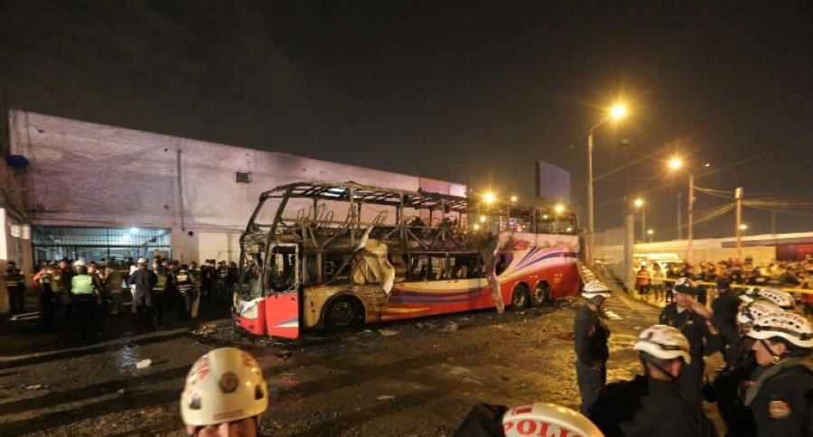 Bus incendiado en Perú