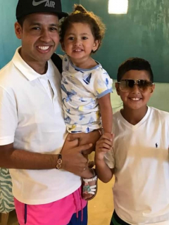 Martín Elías Díaz, cantante (Q.E.P.D.), con sus hijos Martincito y Paula Elena.