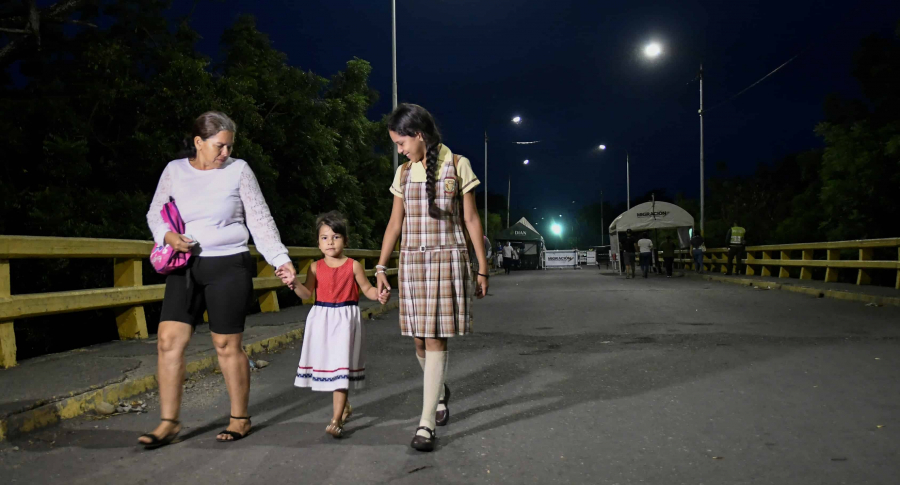 Una mujer y dos niñas cruzan el puente Francisco de Paula Santander