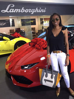 Jenny Ambuila comprando su Lamborghini