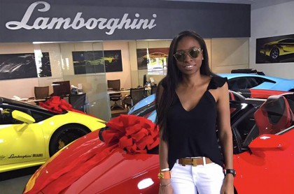 Jenny Ambuila comprando su Lamborghini