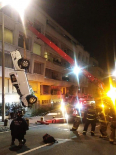Camioneta que terminó colgada