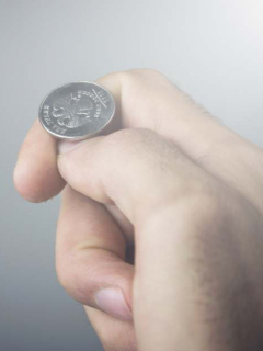 Mano con una moneda.