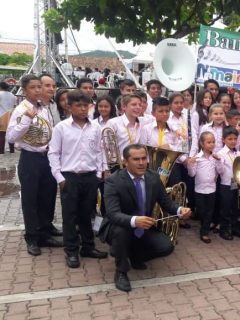 Los niños de la banda sinfónica de Nimaima, junto a su director Alejandro Pinzón.