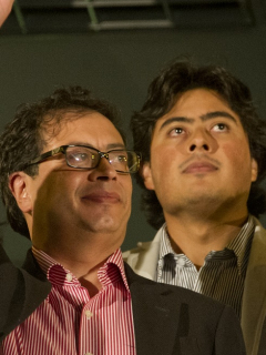 Gustavo Petro, senador y exalcalde de Bogotá, y su hijo Nicolás Petro.