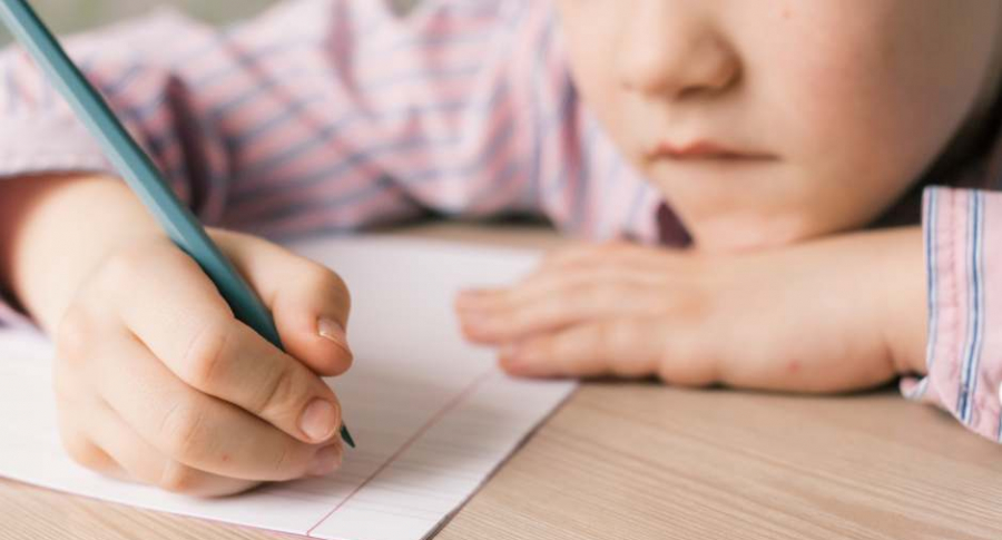 Niño escribiendo.