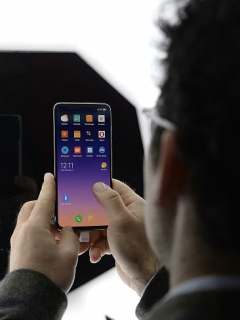 Hombre mirando el celular