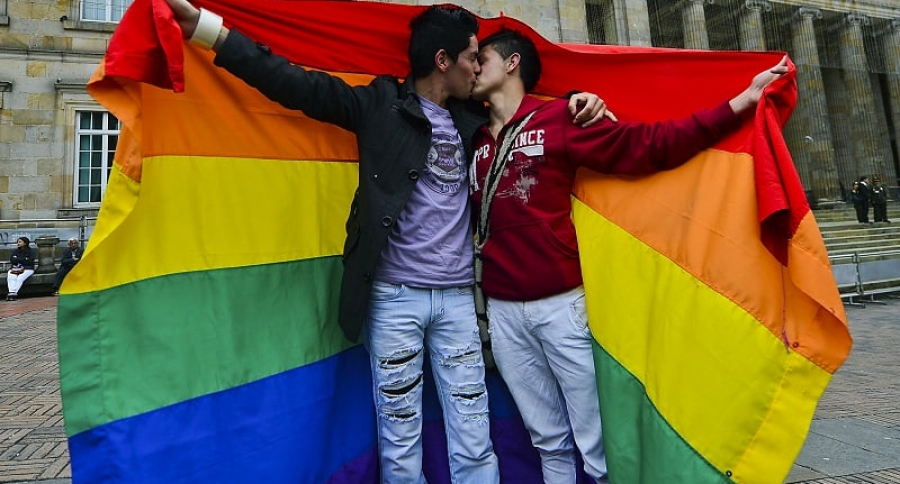 Beso entre pareja homosexual