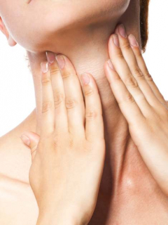 Mujer estira el cuello.