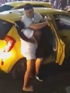Mujer forcejeando con hombre