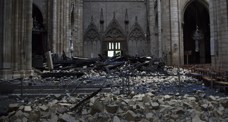 Escombros en el interior de Notre Dame