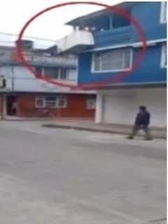 Suben nevera por un balcón.