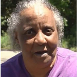 Abuela le pega a ladrón.