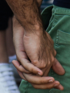 Pareja gay tomada de la mano