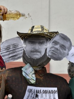 Muñeco de Trump y Cabello