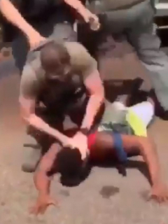 Policía golpea a joven, en EEUU