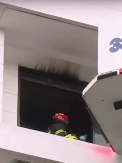 Bomberos atendiendo emergencia de incendio, en Medellín