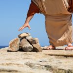 Hombre a punto de coger piedra