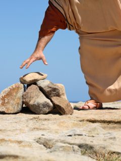 Hombre a punto de coger piedra
