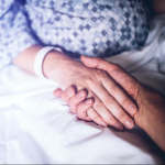 Mujer hospitalizada.