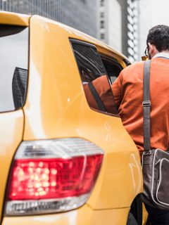 Hombre abordando taxi