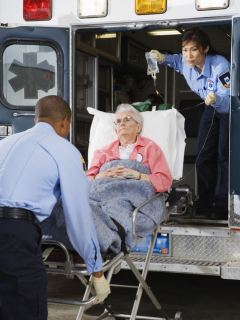Anciana en ambulancia