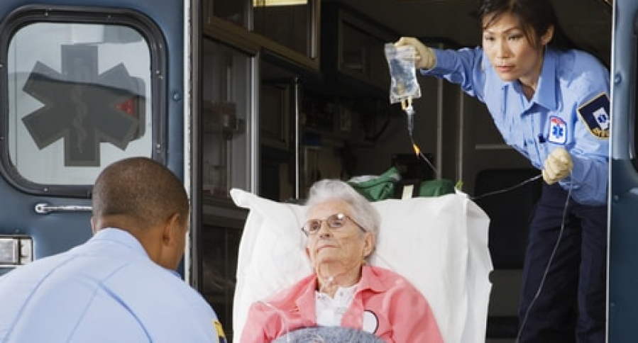 Anciana en ambulancia