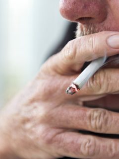 Hombre fumando cigarrillo