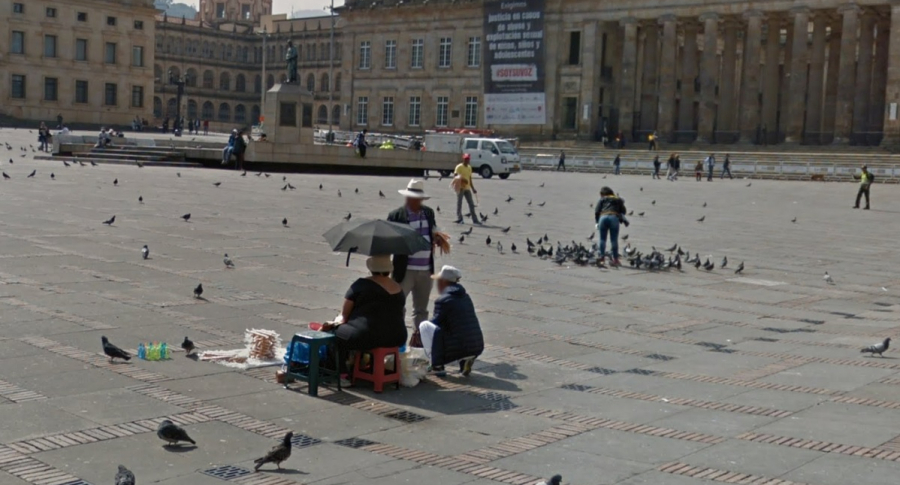 Vendedores de maíz en la Plaza de Bolívar de Bogotá.