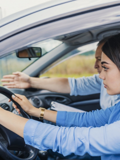 Mujer conduciendo.