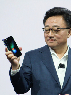 CEO de Samung con Galaxy Fold