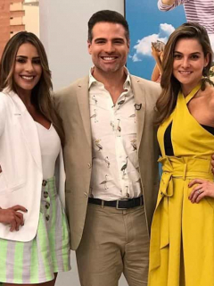 Carolina Soto y Catalian Gómez, presentadoras, con Roberto Manrique, actor.