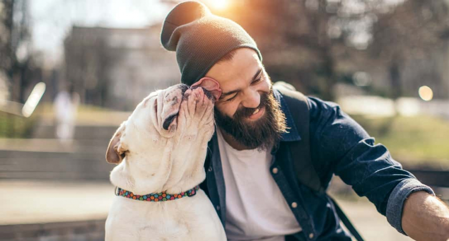 Hombre con barba y su perro