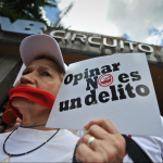 Protesta contra cierre de medios en Venezuela