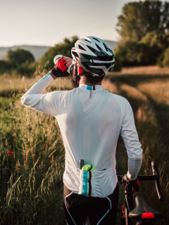 ciclista tomando agua deportista hidratandose hidratacion ejercicio