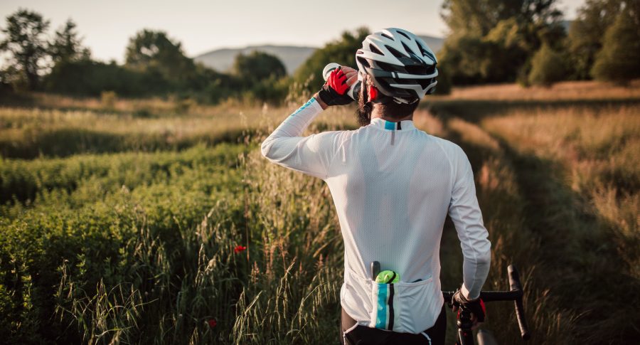 ciclista tomando agua deportista hidratandose hidratacion ejercicio