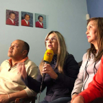 Vicky Dávila, periodista, con Luis Colmenares, Oneida Escobar y Jorge Colmenares, padres y hermano de Luis Andrés Colmenares.