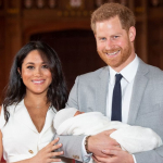 El príncipe Harry y Meghan Markle presentaron a su bebé.