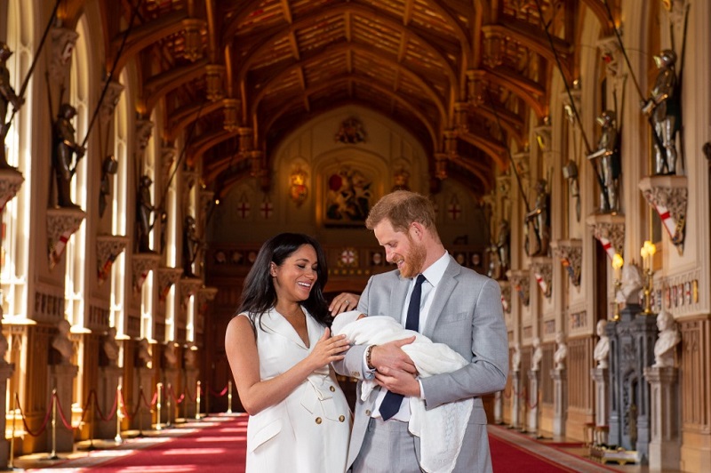El príncipe Harry y Meghan Markle presentan a su bebé.