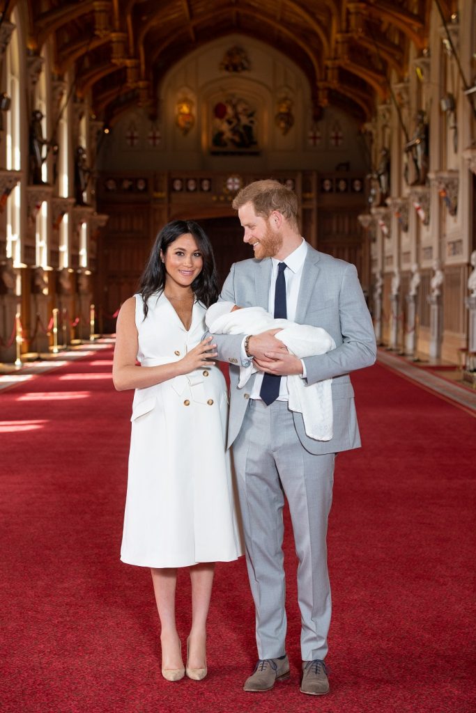 El príncipe Harry y Meghan Markle presentan a su bebé.