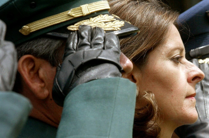 Marta Lucía Ramírez, al lado de un oficial