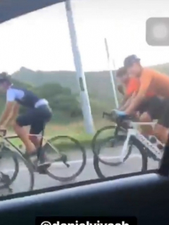 Hombre insultando a ciclistas