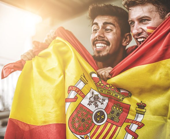 Hombres con la bandera española
