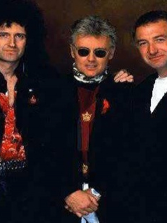 Brian May, Roger Taylor, John Deacon y la Reina Isabel II