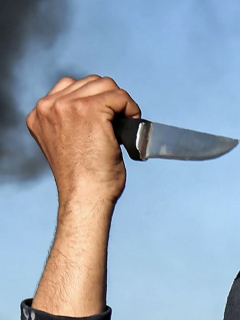 Mano empuña cuchillo