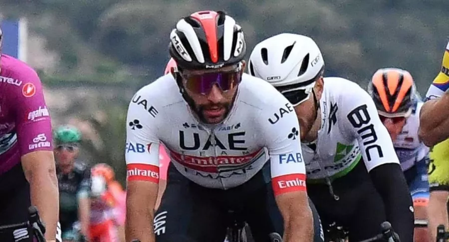 Fernando Gaviria en sprint, quien no figuró en etapa 7 del Giro de Italia, clasificación general